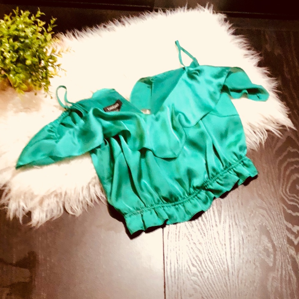 ❗️SOLD❗️ 🌴Sexy Drape Sleeve Crop Top